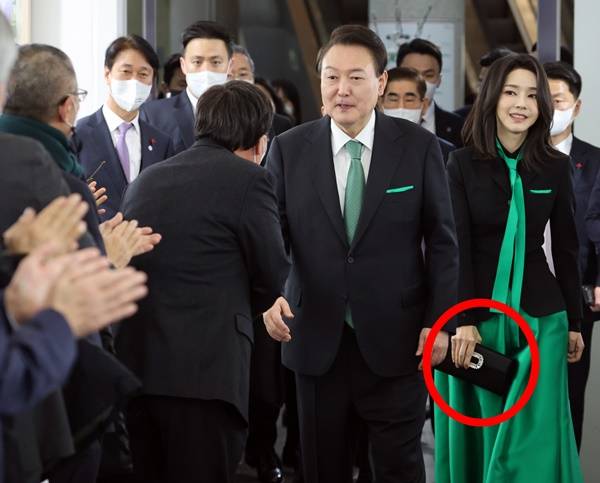 ▲ 윤석열 대통령과 김건희 여사가 2023년 1월4일 오후 서울 서초구 예술의전당에서 열린 2023 문화예술인 신년 인사회에 입장하고 있다. ⓒ연합뉴스