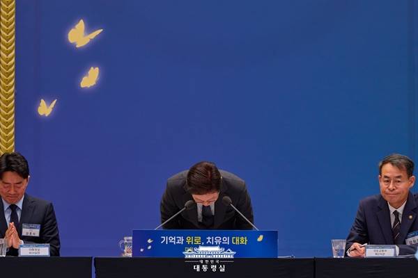 ▲ 최기홍 전 KBS 영상기자는 이 사진이 이재명 대통령의 얼굴과 고개를 숙이는 모습을 동시에 포착하지 못해 아쉽다고 평가했다. 사진=대통령실