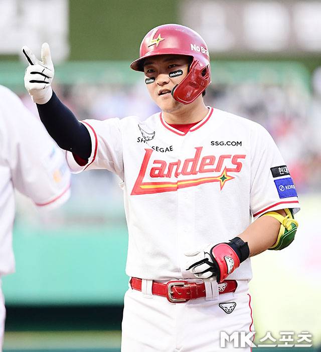 6월 3일 오후 인천 SSG랜더스필드에서 ‘2025 신한 SOL뱅크 KBO 리그’ 삼성 라이온즈와 SSG 랜더스 경기가 열렸다. 8회말 2사 1, 2루에서 SSG 김찬형이 1타점 적시타를 치고 출루하고 있다. 사진=김영구 기자