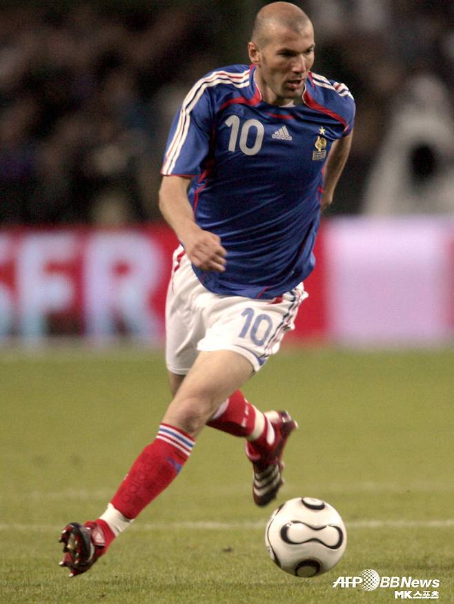 역대 최고의 미드필더로 꼽히는 프랑스 전설 지네딘 지단. 사진=AFPBBNews=News1