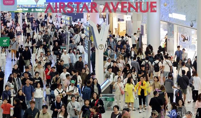 지난달 6일 오전 인천국제공항 제1여객터미널 면세구역이 여행객들로 북적이고 있다./사진= 뉴스1
