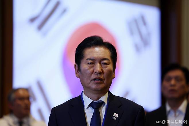 [광주(경기)=뉴시스] 김명년 기자 = 정청래 더불어민주당 대표가 10일 오후 경기 광주 곤지암리조트에서 열린 '2025년 더불어민주당 전국지역위원장 워크숍'에서 애국가를 부르고 있다. 2025.11.10. kmn@newsis.com /사진=김명년