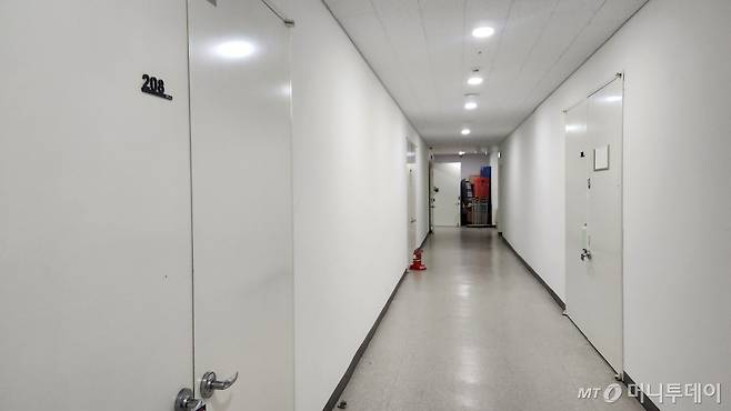 지난 10일 오후 경기 김포시 한 지식산업센터 2층. 회사 간판이 붙지 않은 채 굳게 닫힌 호실이 눈에 띄었다. 청구동새마을금고 불법대출 사건의 핵심 브로커인 50대 남성 A씨는 해당 지식산업센터 4개 호실을 담보로 이용했다. /사진=김미루 기자.