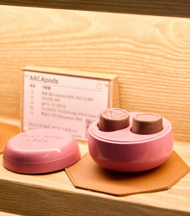 이상화 셰프가 한국 예선전에서 선보였던 작품 중 하나인 'ARCA(아르카) Pods'. 이 셰프는 자신만의 AI를 '아르카'라고 명명하고 아르카와 소통하며 느끼는 즐거움을 작품으로 표현하고자 했다. '아르카 팟'은 AI와 나를 이어주는 연결고리이자 새로운 대화, 소통의 의미를 담았다. /사진제공=바리 칼리바우트 코리아