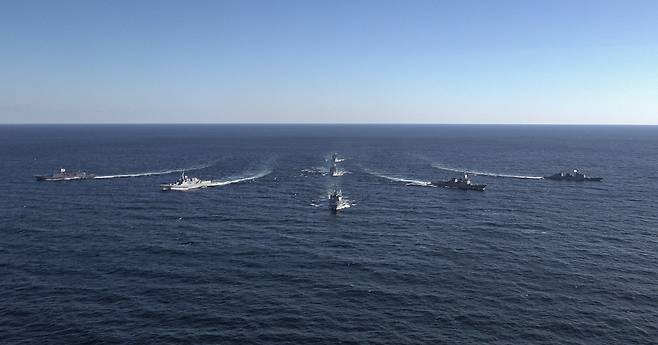 종렬진의 형태로 물살을 가르던 함정들은 진영 전환 지시가 떨어지자 서애류성룡함을 가운데 두고 빠르게 좌우로 갈라졌다. 서애류성룡함을 기점으로 왼쪽엔 정조대왕함과 왕건함이, 오른쪽엔 율곡이이함, 강감찬함이 차례로 배치됐고 가운데엔 군수지원함 대청함·천지함이 자리해 위세를 드러냈다.[해군 제공]