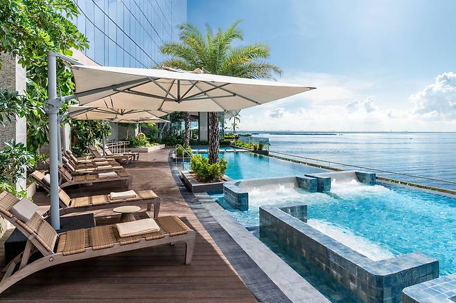 필리 호텔 4층에 위치한 투숙객 전용 수영장 ‘인피니티 풀’