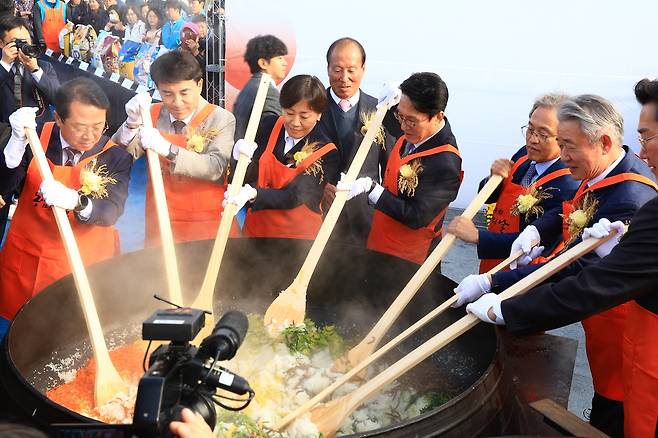 11일 강원 원주시 젊음의 광장에서 열린 ‘제30회 농업인의 날’ 행사장에서 김민석 국무총리와 송미령 농림축산식품부 장관이 8도 대표쌀로 만든 가마솥 비빔밥을 직접 비비고 있다. [농림축산식품부 제공]