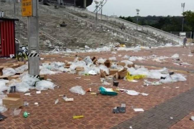 한 아이돌 콘서트가 끝난 후 공연장 입구에 쓰레기가 버려져 있다.[헤럴드DB]