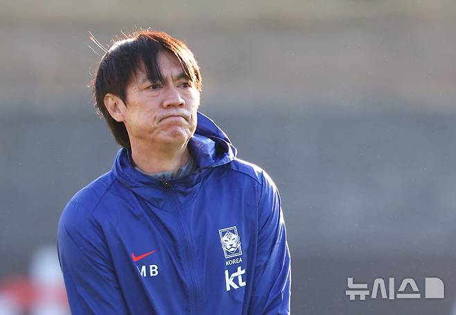 [천안=뉴시스] 황준선 기자 = 홍명보 대한민국 축구 국가대표팀 감독이 지난 10일 오후 충남 천안시 대한민국축구종합센터에서 열린 훈련에서 훈련장을 바라보고 있다. 대한민국 축구 국가대표팀은 오는 14일 대전 월드컵경기장에서 볼리비아와 18일 서울월드컵경기장에서 가나와 11월 A매치 평가전을 치른다. 2025.11.10. hwang@newsis.com