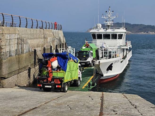[태안=뉴시스] 김덕진 기자=지난 6일 충남 태안 가의도 해양쓰레기 집하장에서 해양쓰레기 수거를 마친 수거차가 선착장에 대기 중인 늘푸른충남호에 오르고 있다. 2025.11.11. spark@newsis.com *재판매 및 DB 금지