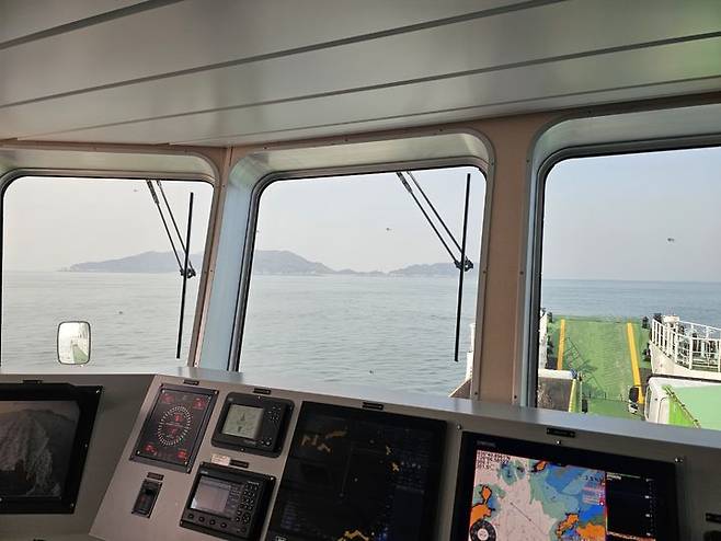 [태안=뉴시스] 김덕진 기자=지난 6일 늘푸른충남호 선장실에서 본 거북이가 반쯤 물에 잠겨있는 듯한 모습의 충남 태안 가의도. 2025.11.11. spark@newsis.com *재판매 및 DB 금지