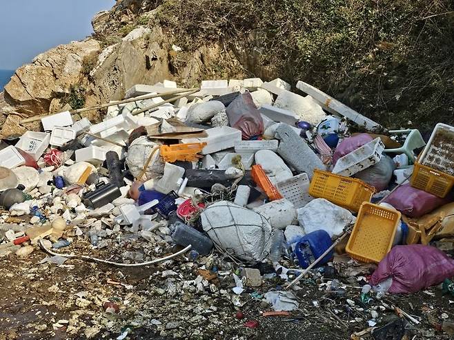 [태안=뉴시스] 김덕진 기자=지난 6일 충남 태안 가의도 해양쓰레기 집하장에 주민들이 수거한 해양쓰레기가 성인어른 키 높이만큼 쌓여 있다. 2025.11.11. spark@newsis.com *재판매 및 DB 금지