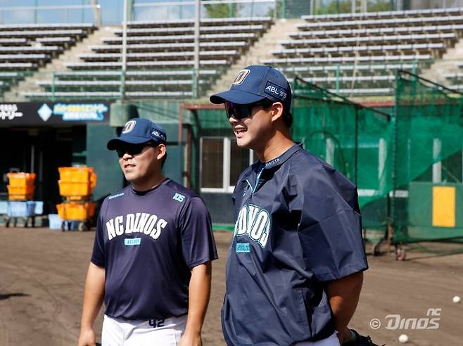 [서울=뉴시스] 프로야구 NC 다이노스의 2026시즌 신인 선수 이희성(오른쪽)이 지난 5일부터 일본 일본 오키나와시 기노자손에서 시작한 'CAMP 1 오키나와' 훈련에 참여하고 있다. (사진=NC 다이노스 제공) 2025.11.11. *재판매 및 DB 금지