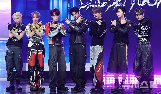 [서울=뉴시스] 김혜진 기자 = 그룹 클로즈 유어 아이즈(왼쪽부터 켄신, 송승호, 전민욱, 마징시앙, 김성민, 장여준, 서경배)가 11일 오후 서울 강서구 SBS 공개홀에서 열린 세 번째 미니앨범 '블랙아웃' 발매 기념 쇼케이스에서 포즈를 취하고 있다. 2025.11.11. jini@newsis.com