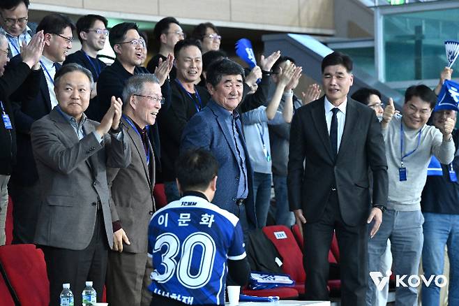 창단 30주년 기념 홈 경기에 삼성화재 임도헌 단장(오른쪽부터), 신치용 전 감독 등이 선수들을 응원하는 모습. KOVO