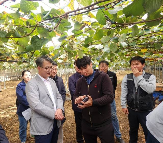 5일 서효원 농촌진흥청 차장(앞줄 왼쪽 첫번째)이 제주 서귀포시 표선면에 있는 차세대 온실 종합 관리 플랫폼(‘아라 온실’) 실증 농가와 대화하고 있다. 농촌진흥청