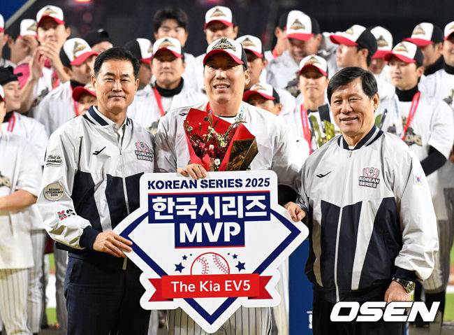 [OSEN=대전, 이대선 기자] 프로야구 LG 트윈스는 31일 대전 한화생명볼파크에서 열린 2025 신한 SOL뱅크 KBO 한국시리즈(7전 4선승제) 한화 이글스와의 5차전에서 4-1로 승리했다.정규시즌 1위 LG는 시리즈 전적 4승 1패로 통합우승 금자탑을 쌓았다. LG의 통합우승은 1990년, 1994년, 2023년에 이은 통산 4번째로, 염경엽 감독은 2023년 부임 후 3년 사이 팀을 두 차례나 정상에&nbsp;올려놓는 위대한 업적을 달성했다. 한국시리즈&nbsp;MVP를 수상한 LG 김현수가 기념촬영을 하고 있다. 2025.10.31 /sunday@osen.co.kr