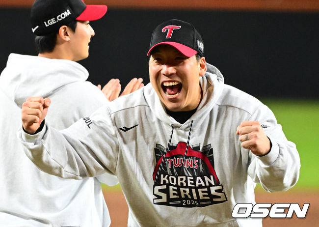 [OSEN=대전, 지형준 기자] 프로야구 LG 트윈스가 9회에만 6점을 올리는 극적인 역전승을 거뒀다. LG는 30일 대전 한화생명볼파크에서 열린 2025 신한 SOL뱅크 KBO 한국시리즈 4차전 한화 이글스와의 경기에서 7-4로 승리했다. 이날 승리로 LG는 시리즈 전적 3승 1패를 선점했다. 한국시리즈 우승까지는 단 1승이 남았다.&nbsp;경기를 마치고 LG 김현수가 포효하고 있다. 2025.10.30 /jpnews@osen.co.kr