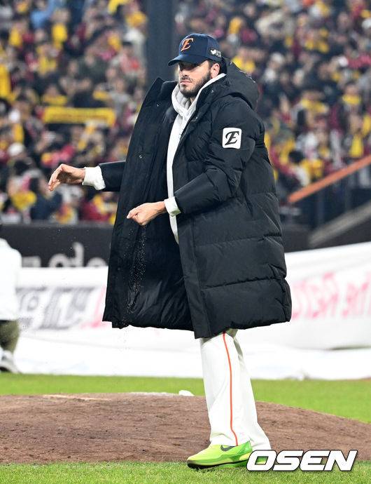 [OSEN=대전, 이대선 기자] 경기 종료 후 한화 폰세가 마운드 흙을 가져가고 있다. 2025.10.31 /sunday@osen.co.kr