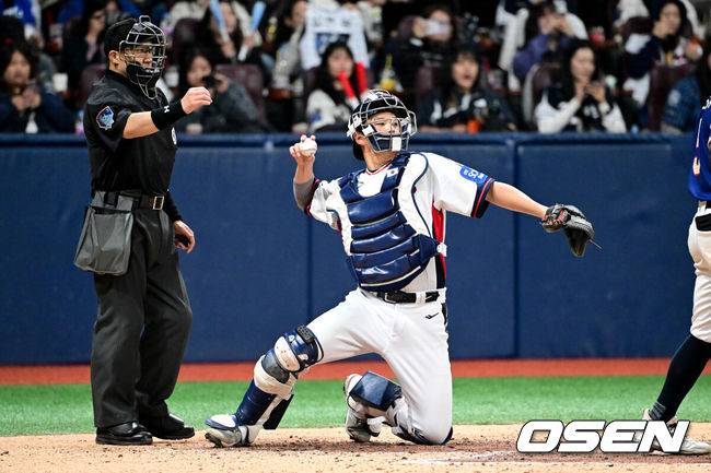 [OSEN=고척, 조은정 기자]8일 서울 구로구 고척스카이돔에서 ‘2025 NAVER K-BASEBALL SERIES’ 대한민국 야구 대표팀과 체코 야구 대표팀의 경기가 열렸다.한국은&nbsp;8일과 9일 2025 K-베이스볼 시리즈 체코 대표팀과의 2경기를 시작으로&nbsp;15일과 16일 양일에 걸쳐 도쿄돔에서 일본 대표팀과 2경기를 치른다.&nbsp;7회 한국 포수 조형우가 경기를 하고 있다. 2025.11.08 /cej@osen.co.kr
