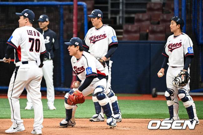 [OSEN=고척, 조은정 기자]류지현 감독이 이끄는 야구 대표팀이 4일 고척스카이돔에서 훈련을 진행했다.대표팀은 오는&nbsp;8일과 9일&nbsp;고척스카이돔에서 열리는 2025 K-베이스볼 시리즈 체코 대표팀과의 2경기를 시작으로&nbsp;15일과 16일 양일에 걸쳐 도쿄돔에서 일본 대표팀과 2경기를 치른다.&nbsp; 야구대표팀 박동원, 조형우, 최재훈이 포수 훈련을 하고 있다. 2025.11.04 /cej@osen.co.kr