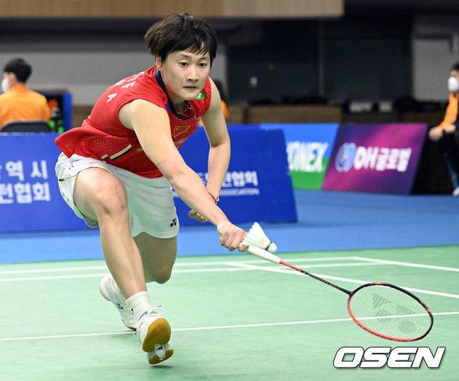 [OSEN=광주, 조은정 기자] 15일 광주광역시 광주여대체육관에서&nbsp;세계배드민턴연맹(BWF) 슈퍼 300 시리즈 '2022 광주 요넥스 코리아 마스터즈 배드민턴선수권대회(총상금 18만달러)'&nbsp;여자 단식 8강전이 열렸다.천위페이(중국)가 경기를 펼치고 있다. 2022.04.15 /cej@osen.co.kr
