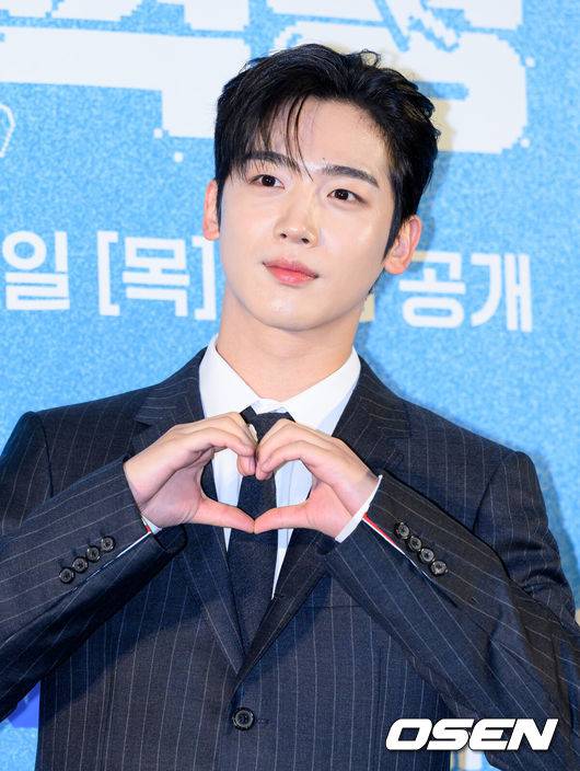 [OSEN=이대선 기자] 11일 오전 서울 마포구 스탠포드 호텔 서울에서 웨이브 오리지널 '제4차 사랑혁명' 제작발표회가 열렸다.‘제4차 사랑혁명’은 모태솔로 공대생 주연산과 백만 인플루언서 강민학(김요한 분)이 무근본 학과 통폐합으로 동기가 되며 벌어지는 이야기로 13일 오전 11시 웨이브에서 첫 공개되며 일본, 홍콩, 중국, 러시아 등 해외 96개국에서 주요 OTT플랫폼을 통해 동시 방영된다.배우 김요한이 포토타임을 가지고 있다. 2025.11.11 /sunday@osen.co.kr