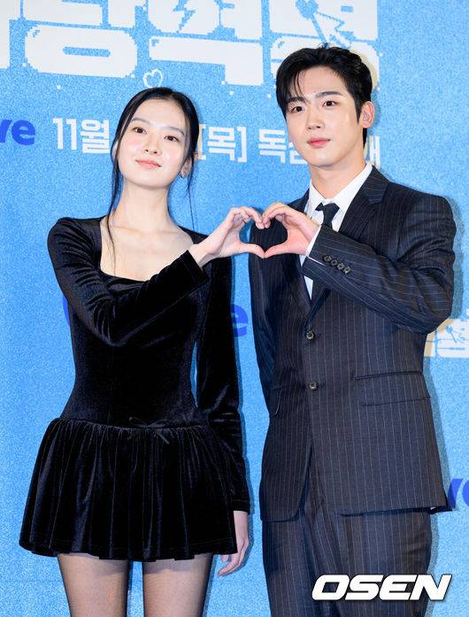 [OSEN=이대선 기자] 11일 오전 서울 마포구 스탠포드 호텔 서울에서 웨이브 오리지널 '제4차 사랑혁명' 제작발표회가 열렸다.‘제4차 사랑혁명’은 모태솔로 공대생 주연산과 백만 인플루언서 강민학(김요한 분)이 무근본 학과 통폐합으로 동기가 되며 벌어지는 이야기로 13일 오전 11시 웨이브에서 첫 공개되며 일본, 홍콩, 중국, 러시아 등 해외 96개국에서 주요 OTT플랫폼을 통해 동시 방영된다.배우 황보름별, 김요한이 포토타임을 가지고 있다. 2025.11.11 /sunday@osen.co.kr