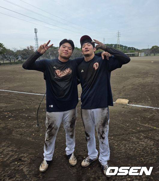 [OSEN=미야자키(일본), 이후광 기자] 디펜스 데이를 마친 두산 박성재(좌)와 안재석 / backlight@osen.co.kr