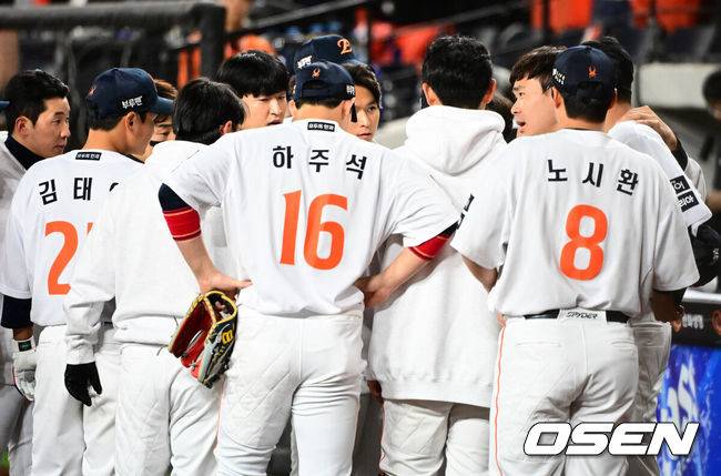 [OSEN=대전, 지형준 기자] 2회초 수비를 마치고 한화 이재원이 미팅을 소집, 선수들과 이야기를 나누고 있다. 2025.10.24 /jpnews@osen.co.kr