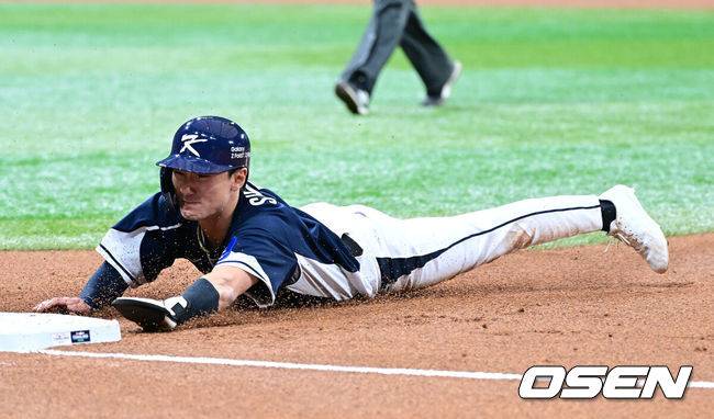 [OSEN=고척, 최규한 기자] 9일 서울 구로구 고척스카이돔에서 ‘2025 NAVER K-BASEBALL SERIES’ 대한민국 야구 대표팀과 체코 야구 대표팀의 평가전이 열렸다.한국은&nbsp;9일 2025 K-베이스볼 시리즈 체코 대표팀과의 경기에 이어 오는&nbsp;15일과 16일 양일에 걸쳐 도쿄돔에서 일본 대표팀과 2경기를 치른다.&nbsp;1회초 무사 1루 상황 한국 안현민의 내야 뜬공 때 주자 신민재가 1루로 귀루하고 있다. 2025.11.09 / dreamer@osen.co.kr