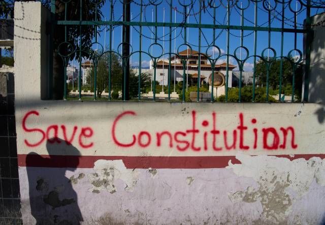 ▲ 네팔 카트만두에서 "Z세대"가 대규모 반부패 시위를 주도한 지 한 달 후인 10월 10일(현지시간) 불타고 파손된 의회 건물벽에 '헌법을 수호하라'라는 문구가 적혀있다. ⓒAP=연합뉴스