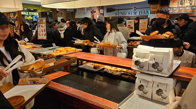 대전에 위치한 한 유명 빵집에 소비자들이 줄을 서있는 모습. 김수연 기자