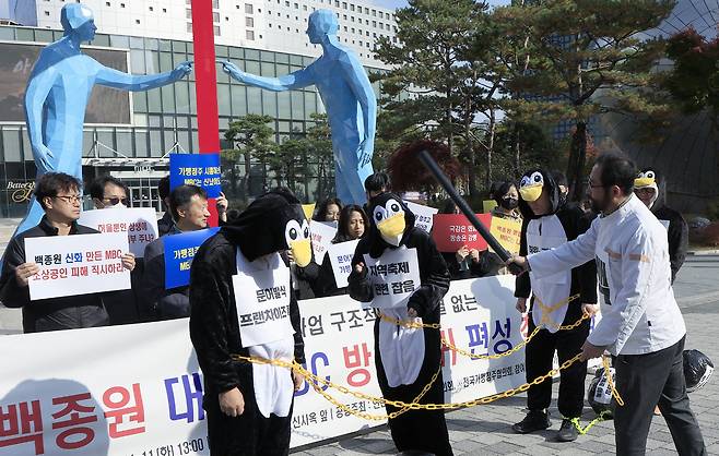 전국가맹점주협의회와 연돈볼카츠가맹점주협의회, 참여연대 활동가 등이 11일 오후 서울 마포구 성암로 MBC 신사옥 앞에서 가진 가맹사업 구조적 문제 해결 없는 백종원 더본코리아 대표 MBC 방송 복귀 편성 철회 촉구 기자회견에서 퍼포먼스를 하고 있다. 뉴스1