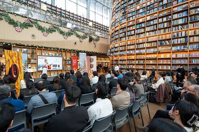 지난 10일 서울 강남구 스타필드 코엑스몰 별마당 도서관에서 진행된 ‘푸드 익스피리언스 2025’ 발로나 아틀리에 세션에서 설명 중인 에꼴 발로나 소속 김혜림 셰프.