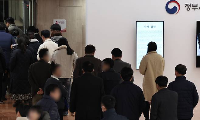 서울 종로구 정부서울청사에서 공무원들이 이동하고 있다. 뉴시스