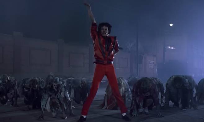 ‘팝의 황제’ 마이클 잭슨이 1982년에 공개한 히트곡 ‘스릴러(Thriller)’가 핼러윈 주간을 맞아 다시 인기를 얻으면서 빌보드 메인 싱글차트 ‘핫100’에서 10위를 차지했다. 사진은 ‘스릴러’ 뮤직비디오에서 좀비 분장을 한 댄서들과 춤을 추고 있는 마이클 잭슨. 뮤직비디오 캡처