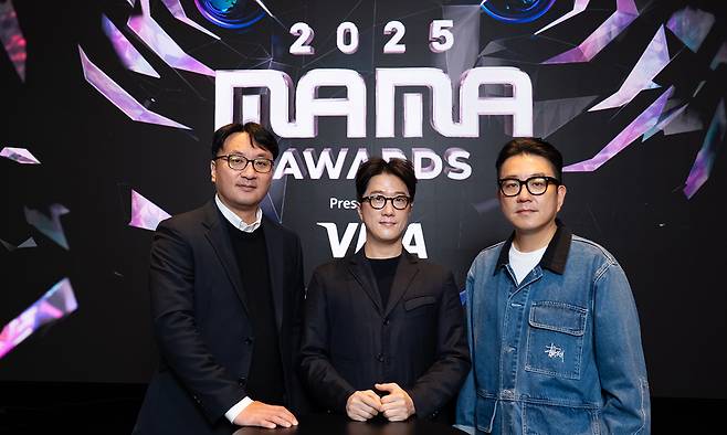 박찬욱 CJ ENM 컨벤션사업부장(왼쪽부터)과 마두식 PD, 이영주 PD는 올해 마마 어워즈에 대해 “시상자로 양자경이 처음으로 마마 어워즈에 참석한다”고 말했다. CJ ENM 제공
