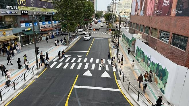보행환경을 개선한 서울 성수역 2번 출입구 일대 모습. 성동구 제공