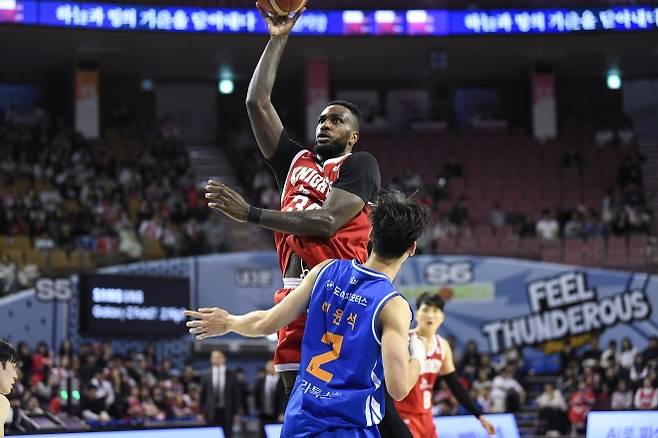 서울 SK 자밀 워니가 9일 서울 잠실실내체육관에서 열린 2025~26 프로농구 서울 삼성과의 원정 경기에서 슛하고 있다. KBL 제공