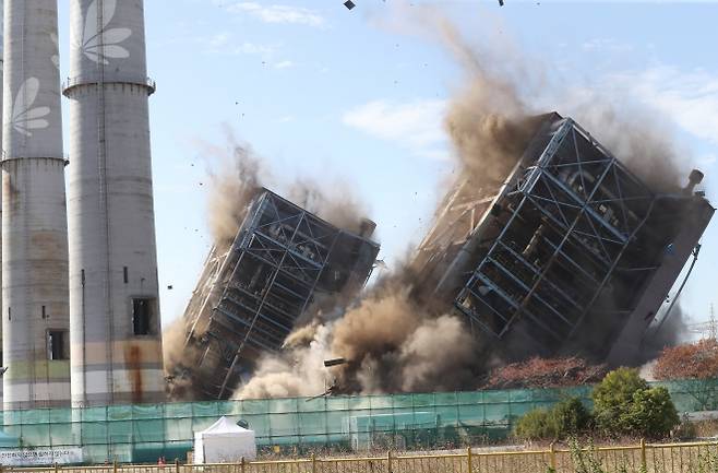 11일 낮 12시 울산화력발전소 보일러 타워 4호기와 6호기가 발파 해체되고 있다. 울산 박정훈 기자