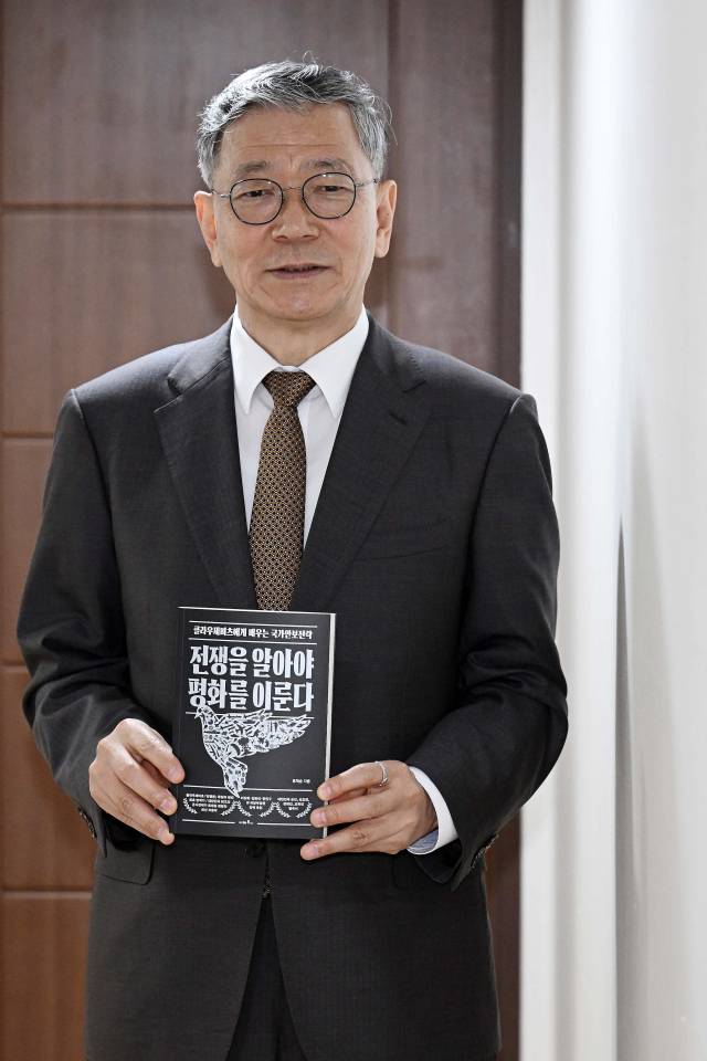 류제승 한국국가전략연구원장이 최근 출간한 ‘전쟁을 알아야 평화를 이룬다’를 소개하고 있다. 조태형 기자
