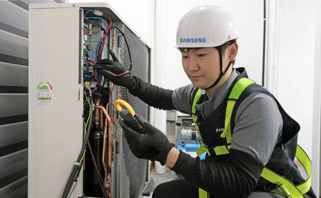 삼성전자서비스 엔지니어가 에어컨 실외기를 점검하고 있다. 사진제공=삼성전자서비