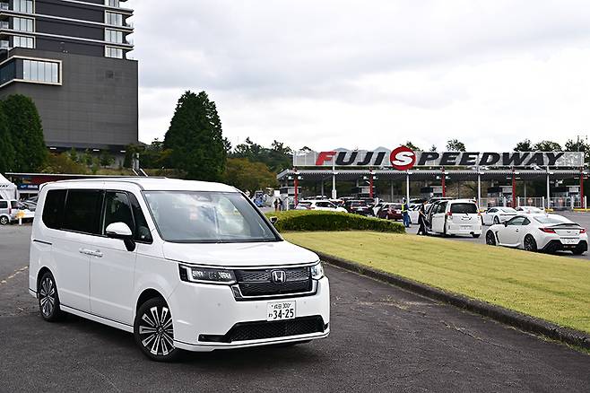 혼다 스텝왜건 스파다 프리미엄 라인. 사진: 김학수 기자
