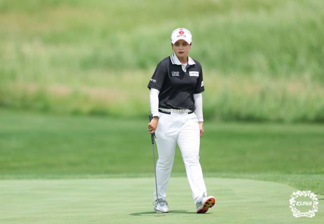 그린 경사를 파악하고 있는 최혜진. 사진 제공=KLPGA