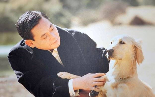 고(故) 이건희 회장이 시각장애인 안내견으로 세계에서 가장 많이 길러지는 리트리버 견종을 돌보는 모습. 동아DB