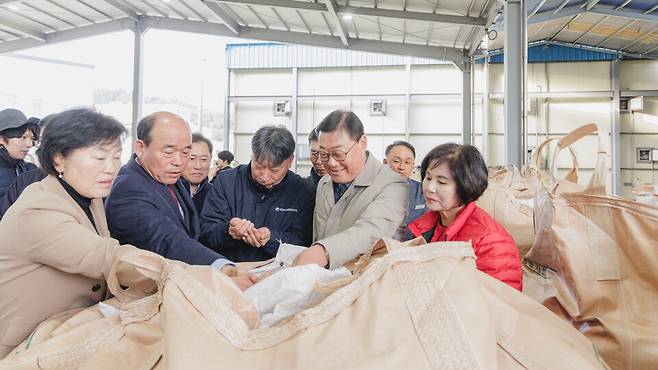 김윤철 합천군수가 11일 율곡면 율곡농협 산지유통센터에서에서 열린 2025년산 공공비축미곡 건조벼 초매식 현장을 찾아 공공 비축미를 살펴보고 있다. ⓒ합천군 제공