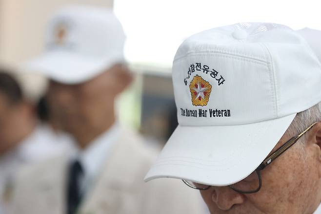 6.25참전유공자들이 호국 영령에 대하여 묵념하고 있다. ⓒ연합뉴스