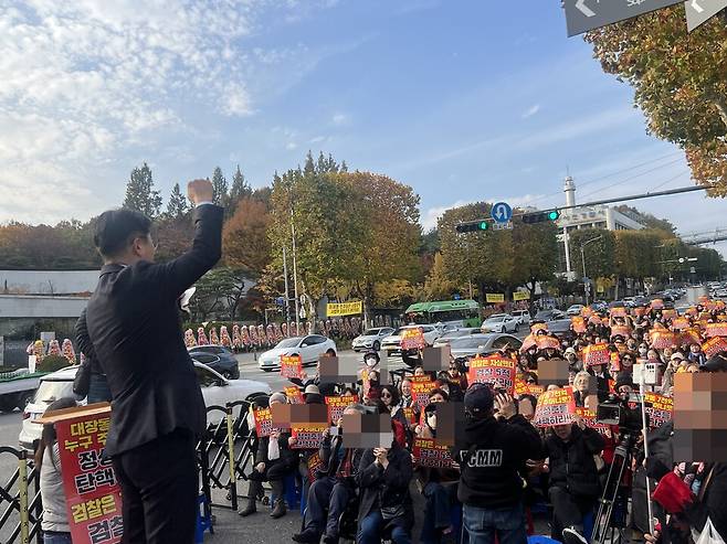 김종혁 전 국민의힘 최고위원이 11일 오후 서울 서초구 서울중앙지검 앞에서 열린&nbsp; '검찰5적 규탄 집회' 연단에 올라 발언하고 있다. ⓒ시사저널 김임수