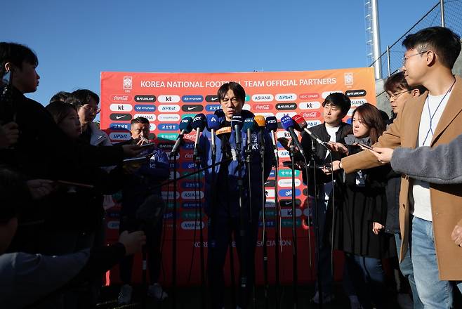 홍명보 축구국가대표팀 감독(가운데)이 10일 충남 천안 대한민국축구종합센터에서 열린 11월 대표팀 소집 훈련에 앞서 취재진과 인터뷰를 하고 있다. 그는 공중볼 경합과 연계가 강점인 조규성의 대표팀 복귀가 공격진에 큰 보탬이 될 것이라고 봤다. 천안│뉴시스
